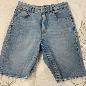 H&M Bermuda Denim shorts. Size 6